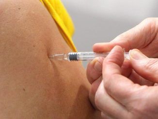 Una persona aplicando una vacuna