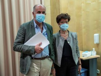 El viceconsejero de salud de la Comunidad de Madrid, Antonio Zapatero (i), y la directora general de Salud Pública, Elena Andradas (d), durante una rueda de prensa en la consejería de Sanidad de la Comunidad de Madrid en Madrid, este martes.