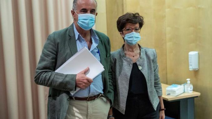 El viceconsejero de salud de la Comunidad de Madrid, Antonio Zapatero (i), y la directora general de Salud Pública, Elena Andradas (d), durante una rueda de prensa en la consejería de Sanidad de la Comunidad de Madrid en Madrid, este martes.