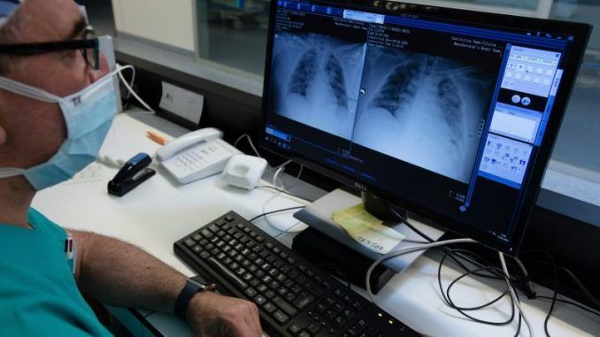 Los médicos alertan del riesgo de contratación "exprés" de sanitarios extranjeros