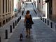 Mujer caminando por una calle de Madrid