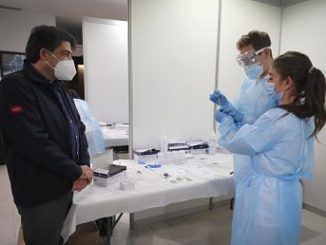 David Pérez visitando un punto de realización de test de antígenos
