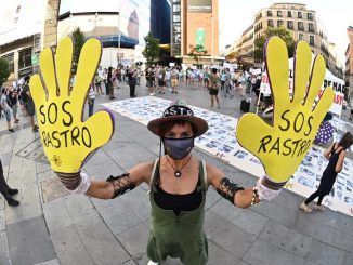Asistentes a una concentración convocada por asociaciones de El Rastro para pedir su reapertura al Ayuntamiento de Madrid.