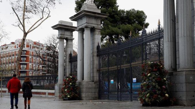 El Retiro y ocho parques balizan hoy zonas infantiles y deportivas por viento