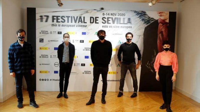 El cineasta Guillermo Benet posa en la Academia del Cine, en Madrid, durante el pase gráfico de la película "Los inocentes".