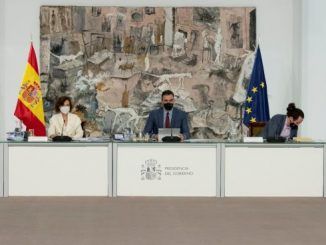 El jefe del Ejecutivo, Pedro Sánchez (c), acompañado de las vicepresidentas Nadia Calviño (i), Carmen Calvo (2i), Teresa Ribera (d), y Pablo Iglesias (2d), durante la reunión