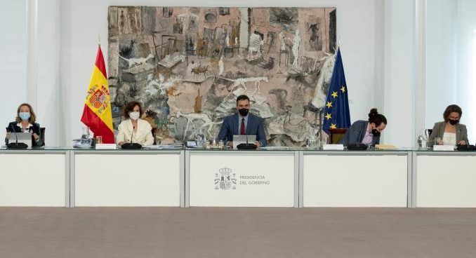 El jefe del Ejecutivo, Pedro Sánchez (c), acompañado de las vicepresidentas Nadia Calviño (i), Carmen Calvo (2i), Teresa Ribera (d), y Pablo Iglesias (2d), durante la reunión