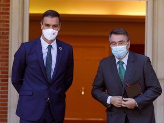 presidente del Gobierno, Pedro Sánchez, recibe al portavoz del PNV en el Congreso, Aitor Esteban (d), en el Palacio en La Moncloa