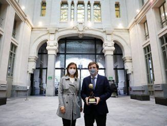 El alcalde de Madrid, José Luis Martínez-Almeida, y la concejal delegada de Turismo, Almudena Maíllo, con el galardón