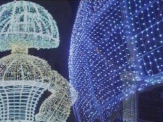 Los trabajadores esenciales encienden las luces de Navidad en Madrid