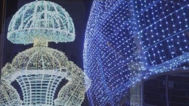 Los trabajadores esenciales encienden las luces de Navidad en Madrid