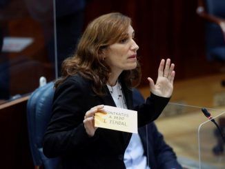 La diputada de Más Madrid Mónica García Gomez interpela al Gobierno regional durante el pleno en la Asamblea de Madrid, este jueves.
