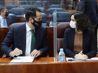 El vicepresidente de la Comunidad de Madrid, Ignacio Aguado, conversa con la presidenta, Isabel Díaz Ayuso, durante el pleno en la Asamblea de Madrid, este jueves.