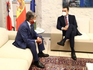 El presidente del Gobierno, Pedro Sánchez (d) durante su encuentro con el presidente cántabro, Miguel Ángel Revilla (i) en Comillas, Santander este viernes.