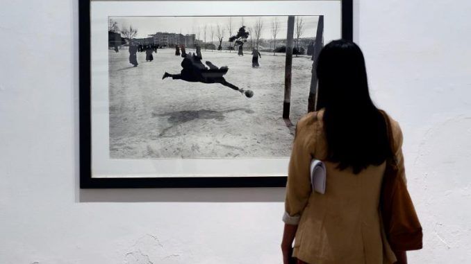 Ramón Masats recibe el galardón del VI Certamen de Foto Alcobendas