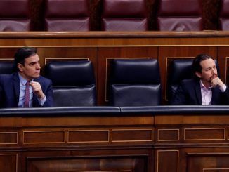 El presidente del Gobierno, Pedro Sánchez (i), y el vicepresidente segundo, Pablo Iglesias, en el Congreso.