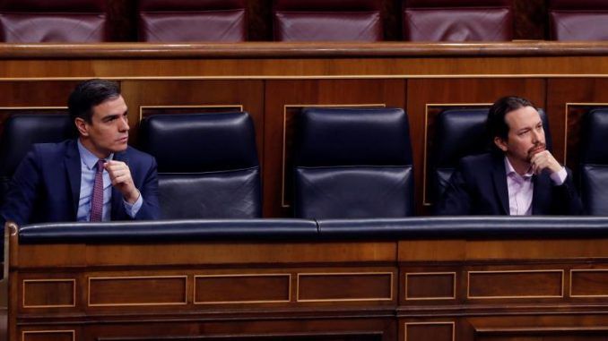 El presidente del Gobierno, Pedro Sánchez (i), y el vicepresidente segundo, Pablo Iglesias, en el Congreso.