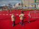 Dos niños con patinetes observan un parque precintado