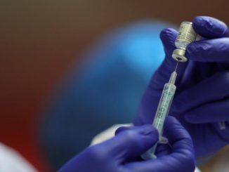 Un sanitario prepara una dosis de la vacuna contra la covid-19
