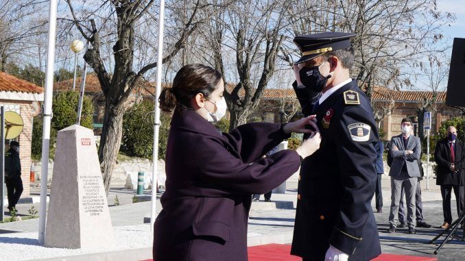 El acto ha estado presidido por la Alcaldesa Noelia Posse, acompañada por el Concejal de Seguridad, Convivencia, Cultura y Transición Ecológica, Alex Martín, y el Jefe de Policía Municipal, Juan Manuel Arribas.