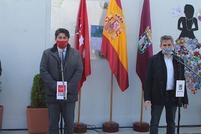 El consejero de Vivienda y Administración Local, David Pérez, y el concejal del Área de Gobierno de Familias, Igualdad y Bienestar Social del Ayuntamiento de Madrid, Pepe Aniorte