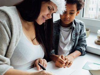 Un niño y su madre escribiendo la carta a Papá Noel