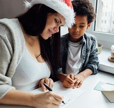 Un niño y su madre escribiendo la carta a Papá Noel