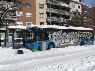 Un autobús de la EMT atrapado en la nieve vandalizado,
