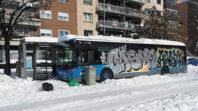 Un autobús de la EMT atrapado en la nieve vandalizado,