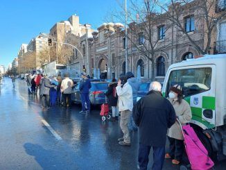 Varias personas hacen cola en la calle Santa Engracia de Madrid