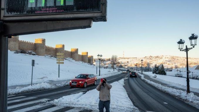 Un total de 545 carreteras afectadas por hielo y nieve