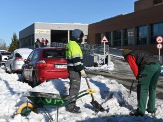 Varios operarios retiran nieve del acceso a Urgencias del hospital universitario Príncipe de Asturias en la localidad madrileña de Alcalá de Henares