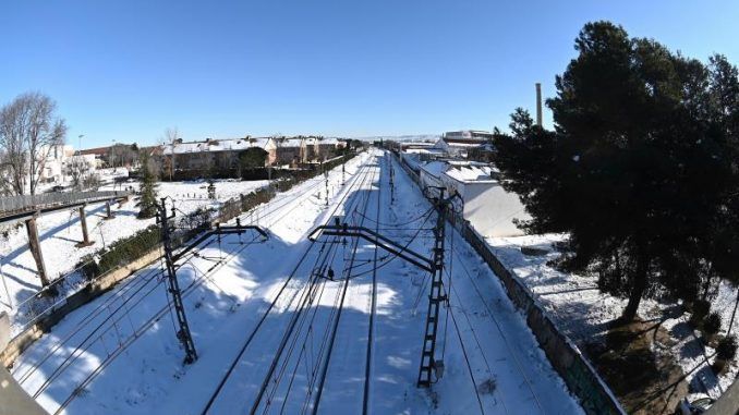 La nieve cubre las vías del tren a su paso por la localidad de Alcalá de Henares, este martes.