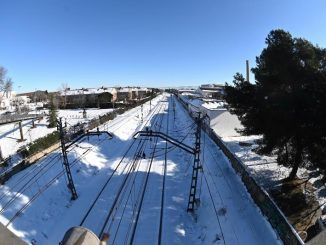 La nieve cubre las vías del tren a su paso por la localidad de Alcalá de Henares