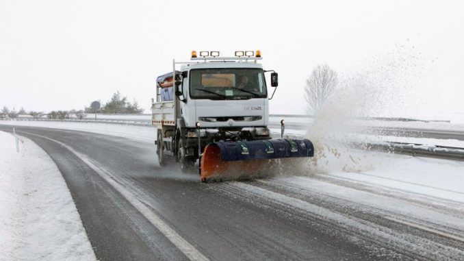 Un total de 439 carreteras siguen afectadas por hielo y nieve