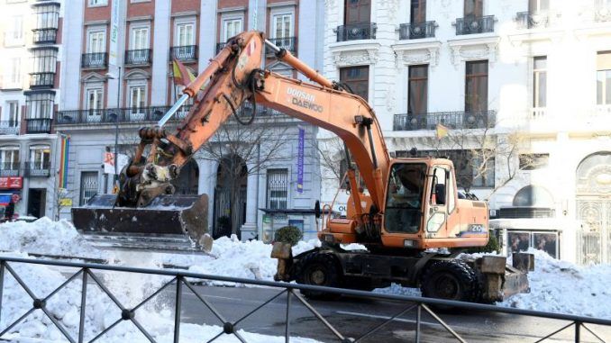 Vista de una grúa en los trabajos de limpieza de la nieve acumulada por la borrasca 'Filomena' en la calle Alcalá en Madrid.