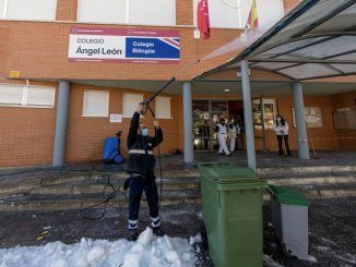 Retirada de hielo y nieve en el colegio Angel León en Colmenar Viejo en Madrid.