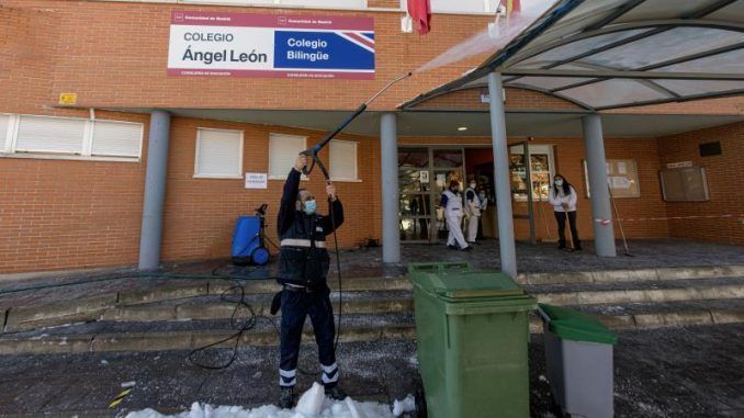 Retirada de hielo y nieve en el colegio Angel León en Colmenar Viejo en Madrid.