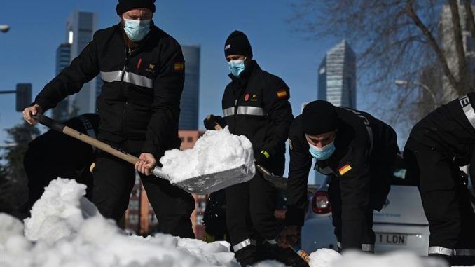 El Estado deja de dar medios para la nevada tras bajar Madrid la alerta