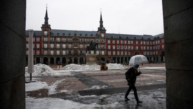 Varios operarios continúan con la retirada de nieve de la Plaza Mayor de Madrid, este miércoles.