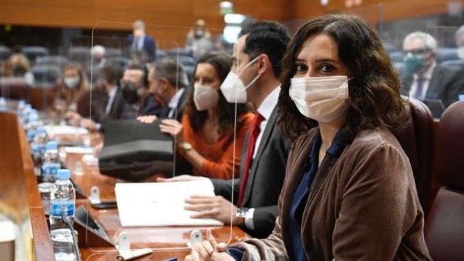 La presidenta de la Comunidad de Madrid, Isabel Díaz Ayuso (d), y el vicepresidente de la región, Ignacio Aguado