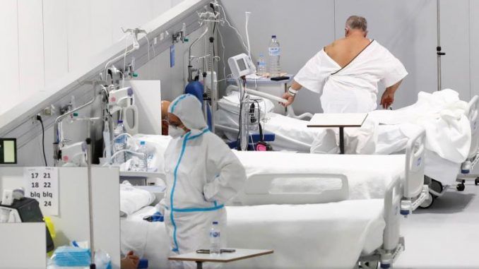 Enfermos en el Hospital público Enfermera Isabel Zendal en Madrid.