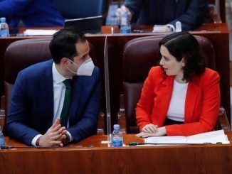 La presidenta de la comunidad de Madrid, Isabel Díaz Ayuso, y el vicepresidente, Ignacio Aguado, hablan minutos antes del inicio de la sesión