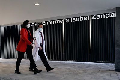 La presidenta de la Comunidad de Madrid, Isabel Díaz Ayuso en su visita al Zendal