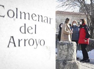 La presidenta de la Comunidad de Madrid, Isabel Díaz Ayuso en Colmenar del Arroyo
