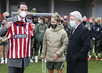 El vicepresidente de la Comunidad de Madrid junto al presidente del Atlético de Madrid, Enrique Cerezo y la capitana del Atlético de Madrid Femenino, Amanda Sampedro