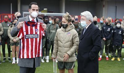 El vicepresidente de la Comunidad de Madrid junto al presidente del Atlético de Madrid, Enrique Cerezo y la capitana del Atlético de Madrid Femenino, Amanda Sampedro