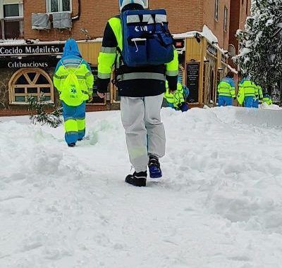 Profesionales del SUMMA 112 atentiendo a pacientes pese al temporal de nieve