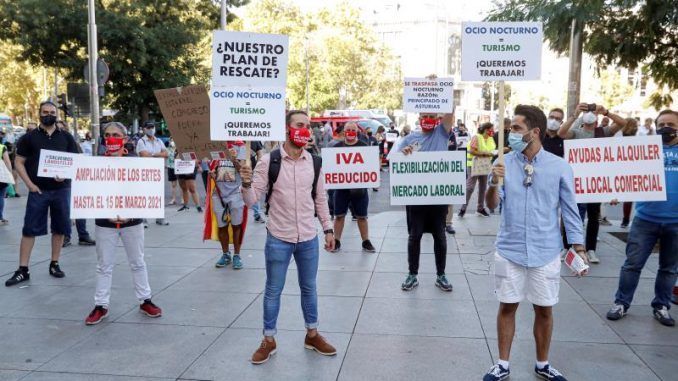 La hostelería de España y organizaciones del ocio nocturno durante una concentración.