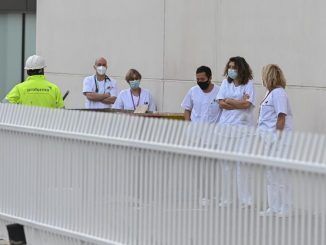 Un grupo de sanitarios a las puertas del hospital de pandemias Isabel Zendal.